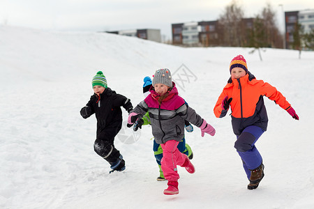 童,休闲季节的群快乐的孩子穿着冬天的衣服跑户外快乐的小孩子冬天跑户外图片