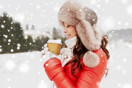 人们,热饮休闲快乐的女人冬天的毛皮与咖啡杯帽子户外快乐的女人冬天的毛皮帽子咖啡户外图片