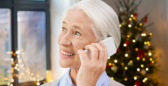 假期在家使用智能手机打电话的老年女性图片