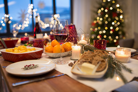 诞晚餐饮食杯红酒食物家里的桌子上诞桌上的杯红酒食物图片