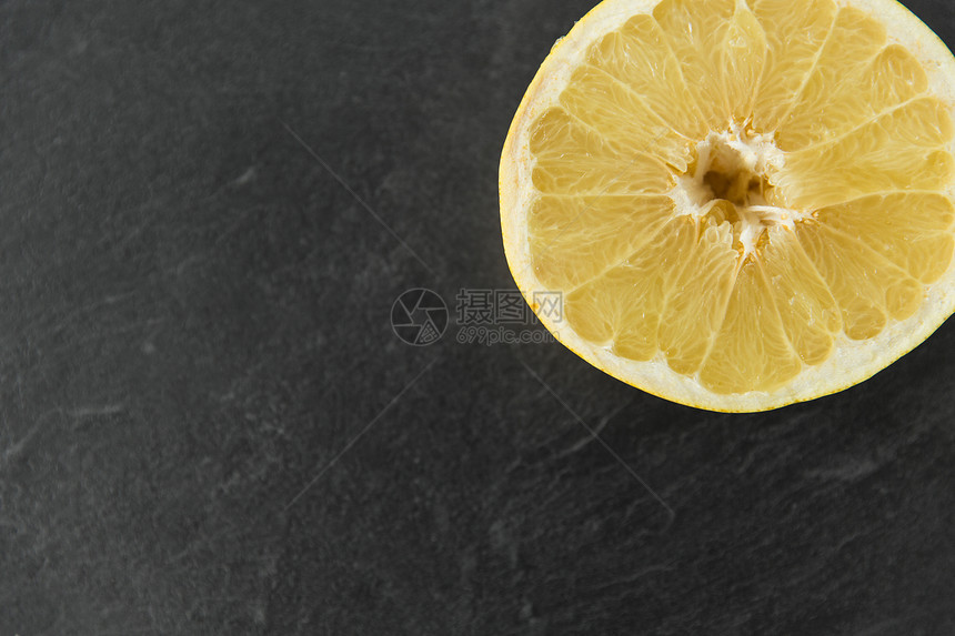 食物,健康饮食素食柠檬片石板桌石板桌上的柠檬片图片
