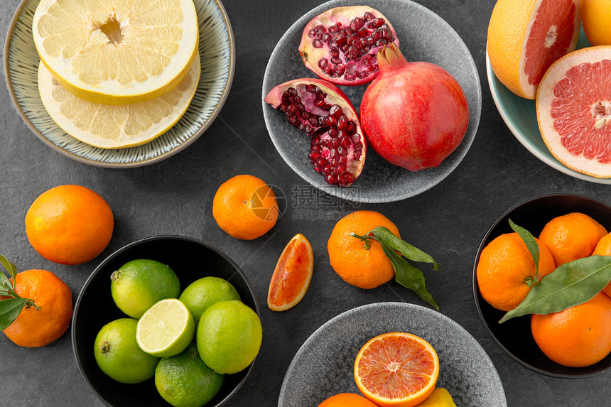 食物,健康饮食素食柑橘类水果的碗石桌上石桌上的碗中柑橘类水果图片