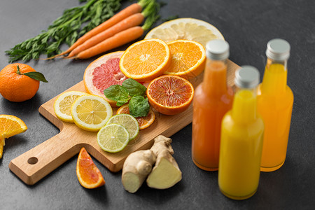 食物,健康饮食素食璃瓶的橘子葡萄柚汁柑橘类水果石板桌石板桌上的璃瓶果汁图片
