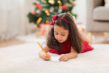 诞节,假期童的微笑的女孩写愿望清单信给诞老人家里小女孩家写诞愿望清单图片
