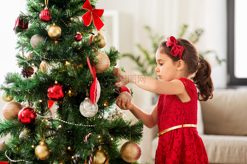 寒假人们的快乐的小女孩家里装饰诞树小女孩家装饰诞树图片
