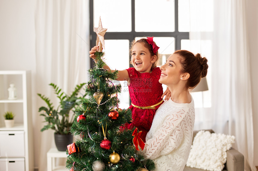家庭,寒假人们的快乐的母亲小女儿家里装饰诞树母女装饰诞树图片