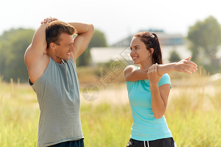 健身,运动,训练生活方式的微笑夫妇伸展户外微笑的夫妇户外伸展图片