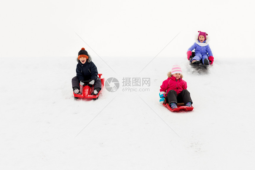 童,雪橇季节群快乐的孩子冬天乘雪橇滑下雪山冬天,孩子们乘雪橇滑下雪山图片