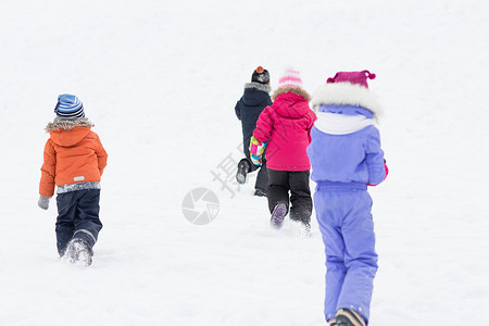 童,休闲季节的群孩子穿着冬天的衣服户外玩耍快乐的小孩子冬天户外玩耍图片