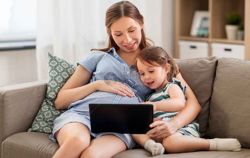 怀孕,技术家庭观念快乐的怀孕母亲小女儿家用平板电脑怀孕的母亲女儿用平板电脑图片
