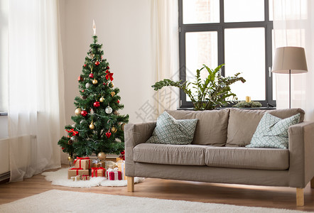 寒假室内诞树,礼物沙发舒适的家庭客厅诞树,礼物沙发舒适的家里图片