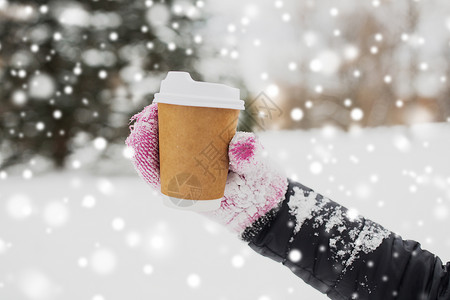 人季节饮料休闲冬季户外用咖啡杯靠近女人的手冬天户外用咖啡关门图片