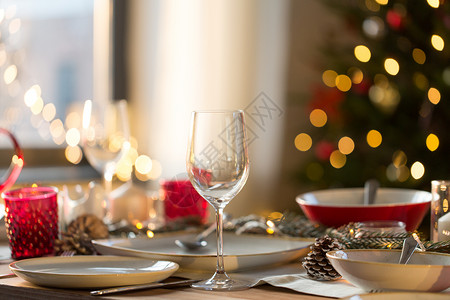 诞节,假日餐桌葡萄酒璃餐具节日晚餐家里家里为诞晚餐桌子图片