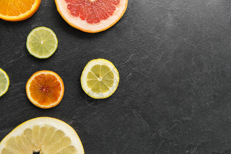 食物健康饮食密切柚子,橘子,柚子,柠檬石灰片的石头背景同的柑橘类水果片图片