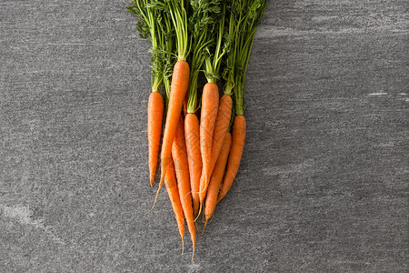 健康的饮食,食物,节食素食的胡萝卜桌子上把胡萝卜合桌子上图片