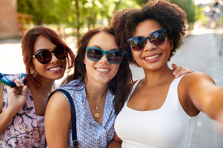 女友谊,人休闲快乐的轻女戴着太阳镜夏季公园夏天公园戴太阳镜的快乐轻女人图片