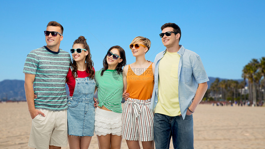 友谊,暑假休闲群快乐的微笑朋友戴着太阳镜拥抱威尼斯海滩背景加利福尼亚威尼斯海滩背景的快乐朋友图片