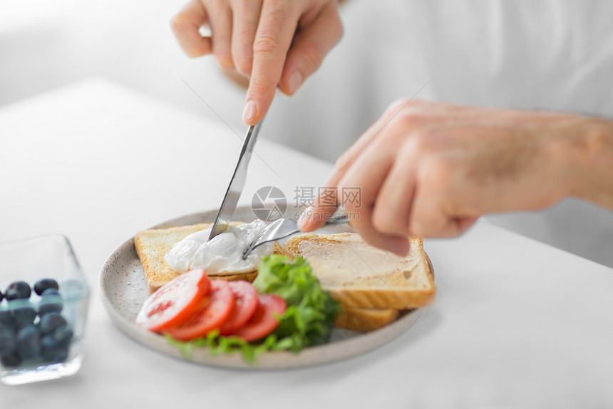 食物,饮食人们的密切的人包与煮鸡蛋蔬菜早餐男人早餐的祝酒词图片