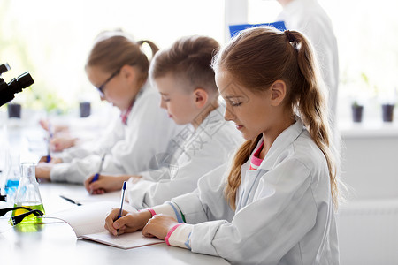 教育科学儿童教师儿童学校实验室学化学,并写作业本孩子们学校实验室学化学图片