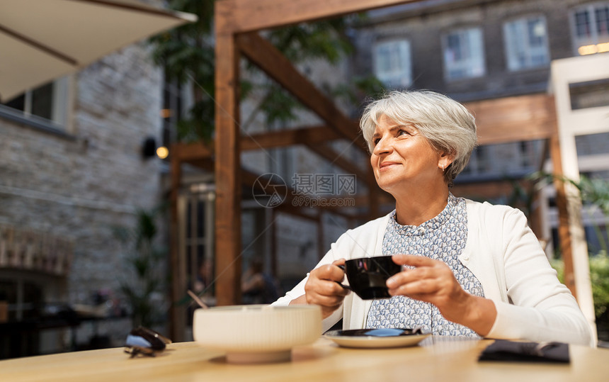 老休闲退休人们的观念快乐的老妇女街头咖啡馆喝咖啡高级女人街头咖啡馆喝咖啡图片