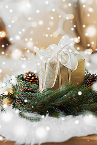 寒假装饰品的诞礼物冷杉花环与锥球家里羊皮上的雪诞礼物带锥球的冷杉花环图片
