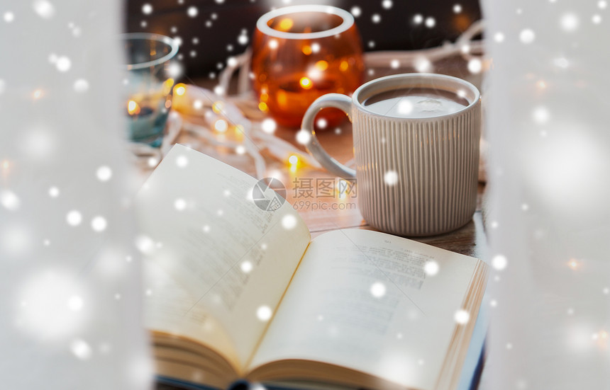 诞节,潮湿冬天的书杯咖啡热巧克力雪上的桌子上书杯咖啡热巧克力雪地上图片