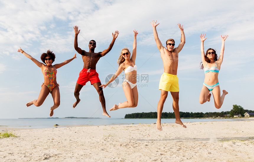 友谊,暑假人们的群快乐的朋友海滩上跳跃玩得开心快乐的朋友夏天的海滩上跳跃图片