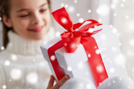 青少前礼物童,寒假人们的快乐的美丽女孩与诞礼物坐窗台家里的窗户上带着诞礼物的女孩坐家里的窗台上背景