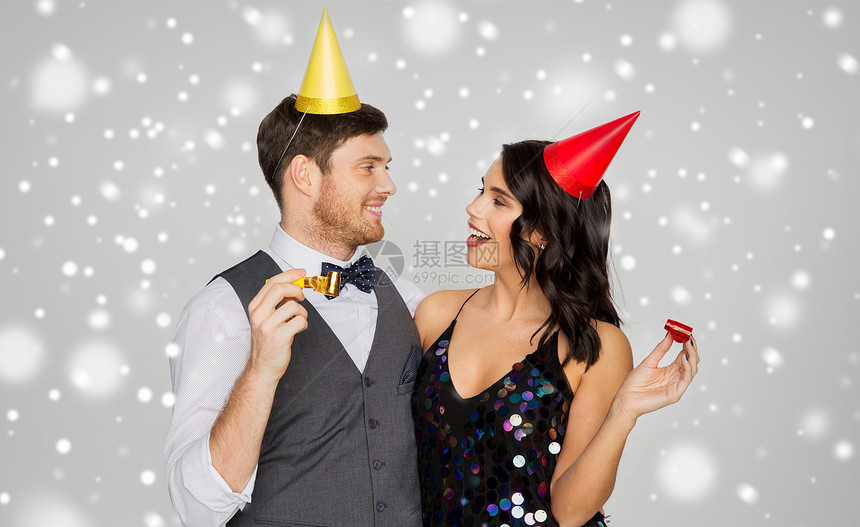 生日,庆祝假期快乐的夫妇与聚会奏帽子灰色背景雪上玩快乐的夫妻派奏者玩得开心图片