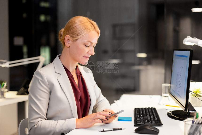 商业,截止日期技术女商人簿记员与智能手机电脑工作夜间办公室夜间办公室智能手机的女商人图片