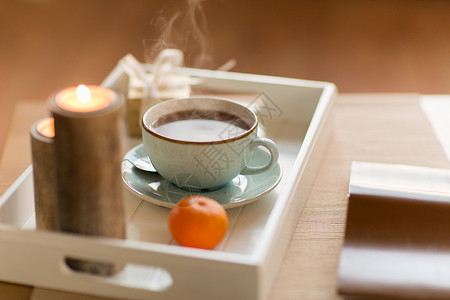 节日静物杯热巧克力,诞礼物,普通话蜡烛桌子上热巧克力,诞礼物桌上的蜡烛图片