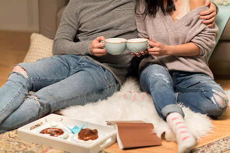 潮,休闲人们的亲密的幸福夫妇喝热巧克力与棉花糖家家吃热巧克力的情侣图片