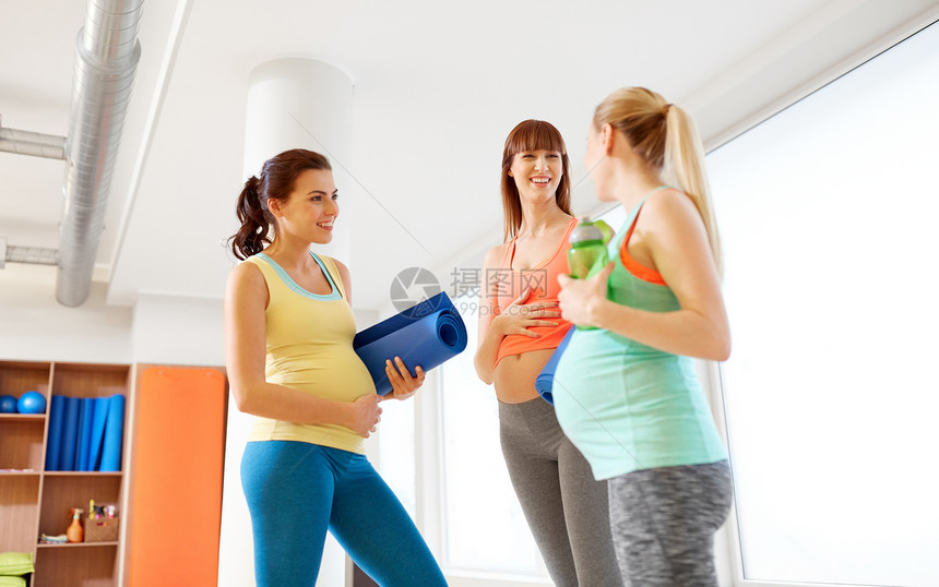 怀孕,健身健康的生活方式群快乐的孕妇健身房用运动设备交谈孕妇健身房运动设备图片
