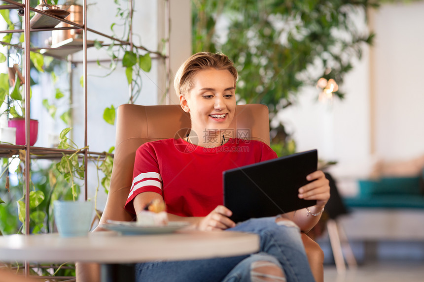 技术人的快乐的女人十几岁的女孩与平板电脑电脑咖啡馆咖啡店咖啡馆咖啡店用平板电脑的快乐女人图片