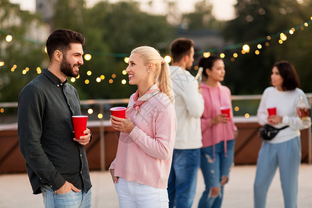 休闲,庆祝人们的快乐的朋友与饮料聚会杯屋顶品尝屋顶的聚会杯里饮料的朋友图片