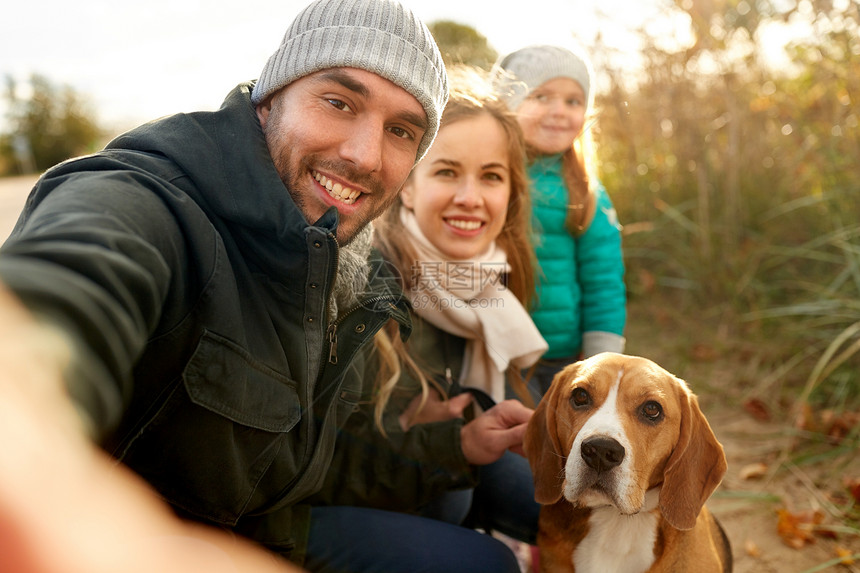家庭,宠物人的快乐的母亲,父亲小女儿与比格犬户外自拍秋天秋天狗自拍的幸福家庭图片