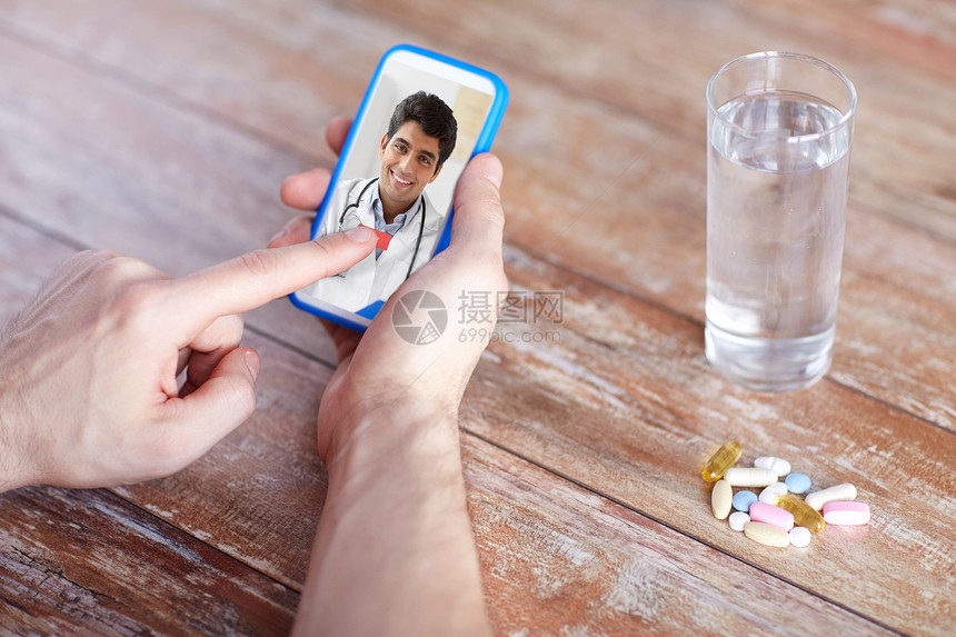医学,技术医疗保健密切病人与药丸水桌子上与医生视频聊天智能手机病人手机上与医生进行视频聊天图片