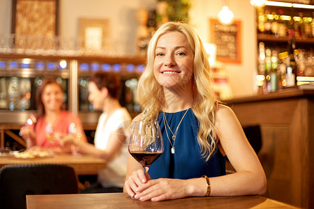 人们,酒精生活方式的快乐的女人餐馆酒吧喝红酒快乐的女人酒吧餐馆喝红酒图片