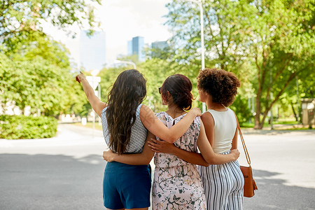 女友谊,人休闲轻的女人朋友拥抱夏季公园轻的女人朋友夏季公园拥抱图片