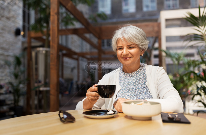 老休闲退休人们的观念快乐的老妇女街头咖啡馆喝咖啡高级女人街头咖啡馆喝咖啡图片