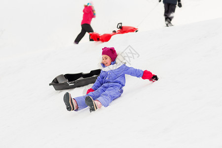 童,雪橇季节的群快乐的孩子冬天的雪山上玩雪橇冬天雪山上带雪橇的小孩子图片