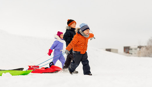 童,雪橇季节群快乐的孩子冬天带着雪橇快乐的小孩子冬天带着雪橇图片