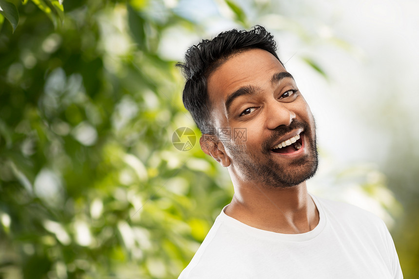 情感,表达人的轻的笑印度男子绿色自然背景绿色自然背景下笑着的印度男人图片