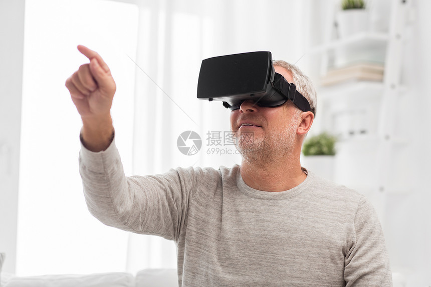 技术,增强现实,游戏,娱乐活动人的老人与虚拟耳机3D眼镜家里玩电子游戏老人虚拟现实耳机3D眼镜图片