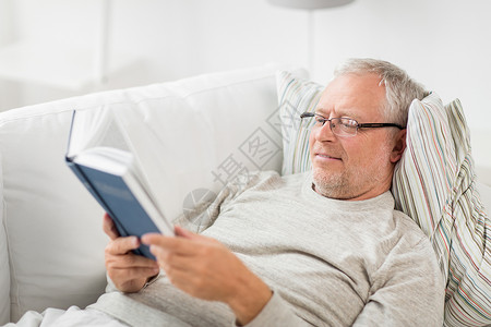 老休闲人的老人躺沙发上,家看书老人躺沙发上,家看书图片