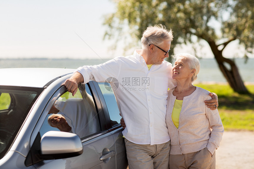 公路旅行,旅行老人的快乐的老夫妇夏天车快乐的老夫妇夏天车图片