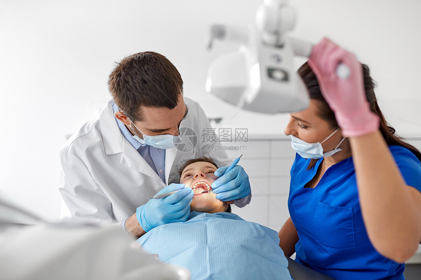 医学,牙科医疗保健牙科医生与口腔镜探头检查儿童牙齿牙科诊所牙科诊所检查儿童牙齿图片