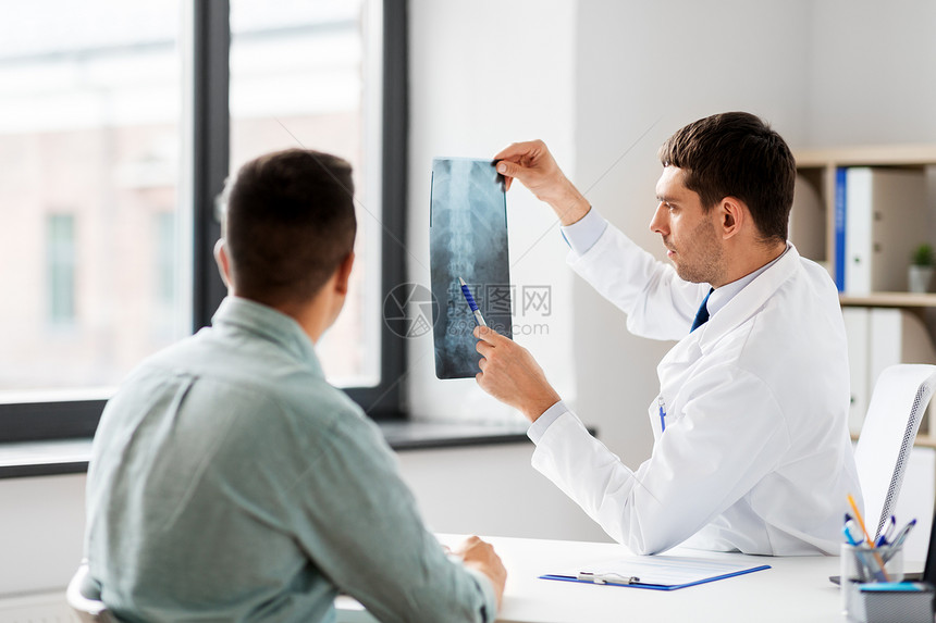 医学,医疗人的医生X光给病人医院的医疗办公室医生医院给病人X光检查图片