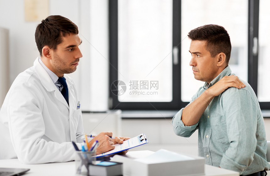 医学,医疗人的男病人疼痛的手臂医生医院的医疗办公室病人诊所向医生展示肩部酸痛图片