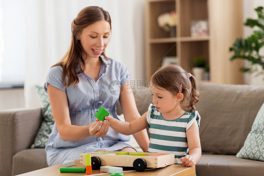 童人们的快乐的怀孕母亲小女儿家里玩玩具积木怀孕的母亲女儿带着玩具块图片